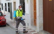 El Ayuntamiento de Almedinilla comienza a fumigar exteriores de casas, zaguanes, terrazas, vías y espacios públicos