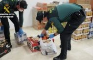 La Guardia Civil traslada alimentos a 14 familias de Carcabuey