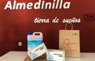 Reparto de mascarillas y líquido desinfectante a establecimientos turísticos de Almedinilla