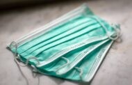 Las farmacias de Almedinilla han empezado hoy a repartir mascarillas gratis a mayores de 65 años