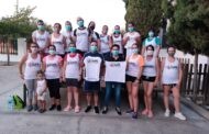 Entrega de camisetas a las participantes en el Taller de Zumba que se está llevando a cabo durante este verano 2020