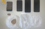 La Guardia Civil detiene en Puente Genil a una persona como supuesta autora de un delito de tráfico de drogas.