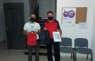 Jorge Moreno entrega el material recaudado con el reto 