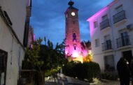 La Torre del Reloj y la fachada del Ayuntamiento de Almedinilla se visten de morado contra la violencia hacia la mujer