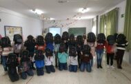 El alumnado de los centros educativos de Almedinilla y sus aldeas recibe una mochila conmemorativa del Día contra la Violencia de Género