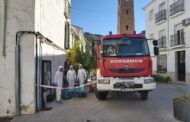 Un equipo de bomberos de Priego desinfecta la Residencia de Mayores de Almedinilla
