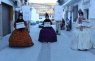 Las Mensajeras Reales recogen las cartas por las calles de Almedinilla