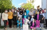 Personal de la Residencia de Mayores y Desarrollo de Almedinilla, junto a autoridades municipales, despiden a la directora Marta Pujolar i Atanes