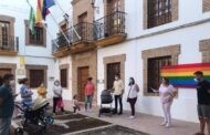 Concentración en protesta y rechazo a todas las agresiones por homofobia delante del Ayuntamiento de Almedinilla