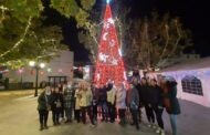 Las vecinas de Fuente-Tójar “visten” el pueblo para recibir la Navidad