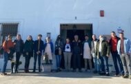 Periodistas especializados en ecoturismo y medio ambiente conocen los olivares centenarios de Brácana