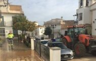 Los vecinos y operarios del Ayuntamiento de Almedinilla empiezan la limpieza de fachadas y calles tras la lluvia amarilla