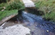Aparecen oscuras las aguas del río Caicena a su paso por la aldea de Los Ríos