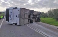 El vuelco de un autobús escolar en la carretera A-342 de Cabra deja al menos cuatro heridos