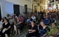 Mas de un centenar se dan cita en la Calle Llana a la proyección de un viaje al pasado de 