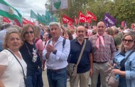Vecinos de Almedinilla y representantes públicos respaldan la Asociación Amama en la lucha contra el cáncer de mama.