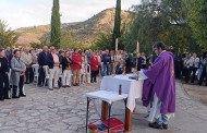 La misa de difuntos en Almedinilla, un emotivo homenaje a los que ya partieron