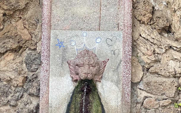Foto denuncia | Pintadas en la Fuente del León de Almedinilla