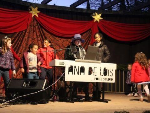 Almedinilla celebra su mercado navideño con puestos de artesanía, dulces navideños, talleres infantiles y entrega de cartas a los Reyes Magos