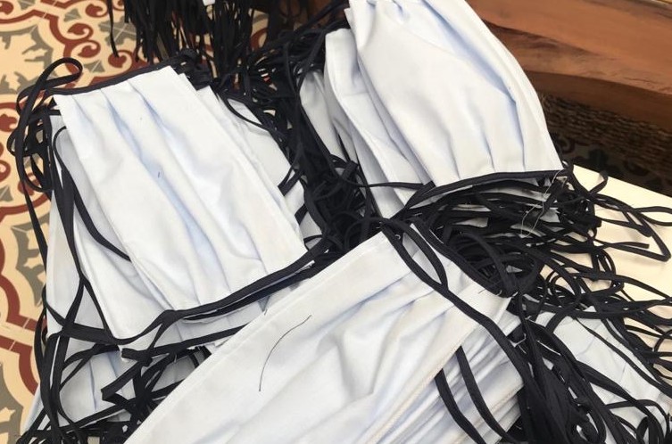 Solidaridad vecinal para elaborar mascarillas, pantallas de protección 3D y desinfectar con tractores
