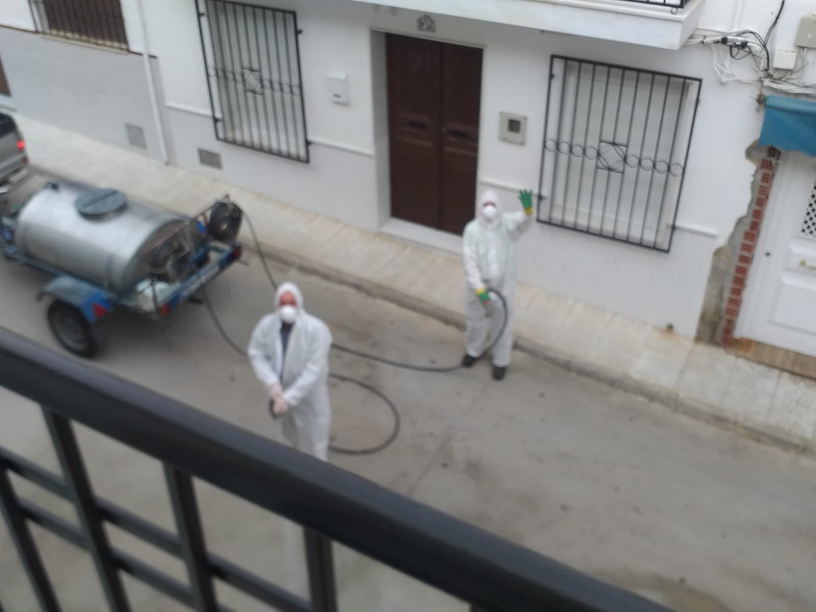El Ayuntamiento de Almedinilla sigue con las tareas de desinfección de nuestras calles y espacios públicos