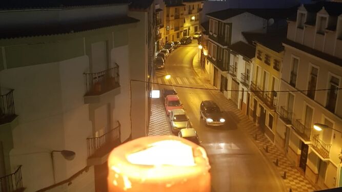 Luto oficial y velas encendidas en los balcones de Carcabuey por la muerte de Acisclo Pérez