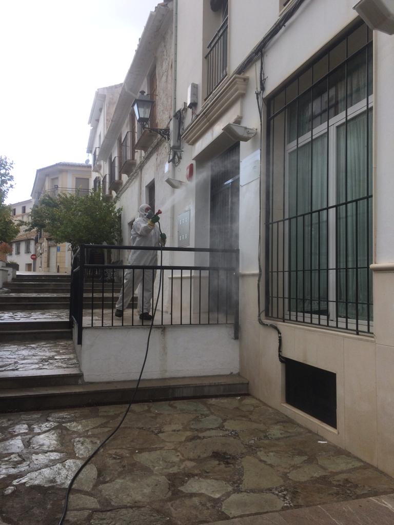 El Ayuntamiento de Almedinilla, con la colaboración de vecinos, sigue con las labores de desinfección