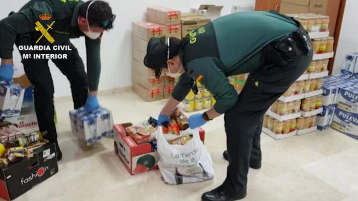 La Guardia Civil traslada alimentos a 14 familias de Carcabuey