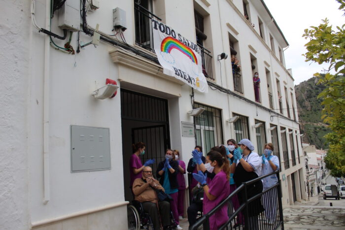 Emotivo homenaje a la Residencia de Mayores de Almedinilla por la lucha contra el coronavirus