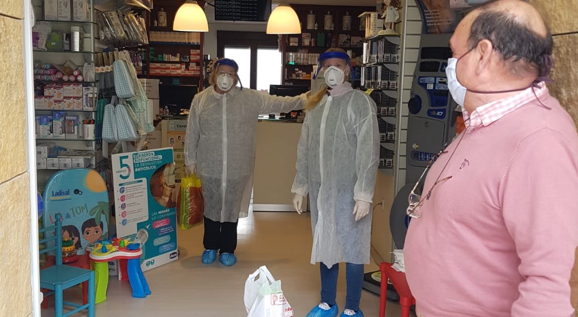 Las actividades esenciales siguen a pleno rendimiento en Almedinilla, junto a la distribución de mascarillas, guantes, batas y pantallas de protección 3D