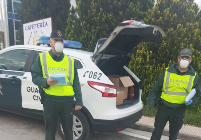 La Guardia Civil entrega mascarillas en los accesos al Polígono Industrial