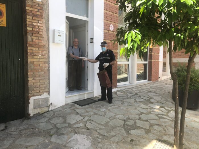 El Ayuntamiento de Almedinilla ya ha repartido 7.000 mascarillas por los domicilios del municipio