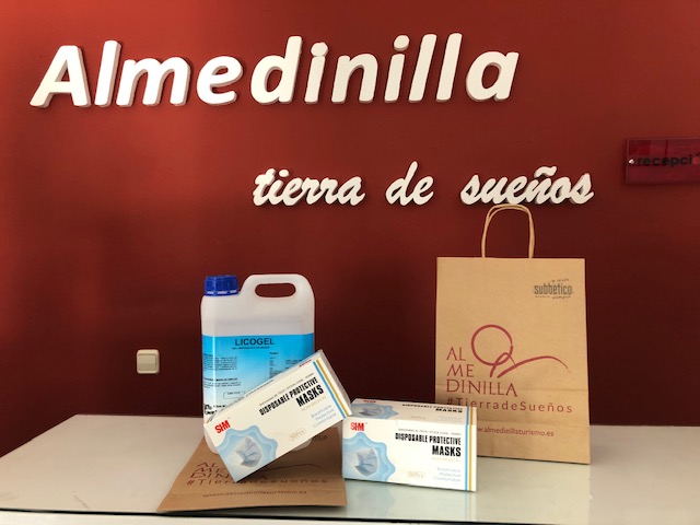 Reparto de mascarillas y líquido desinfectante a establecimientos turísticos de Almedinilla