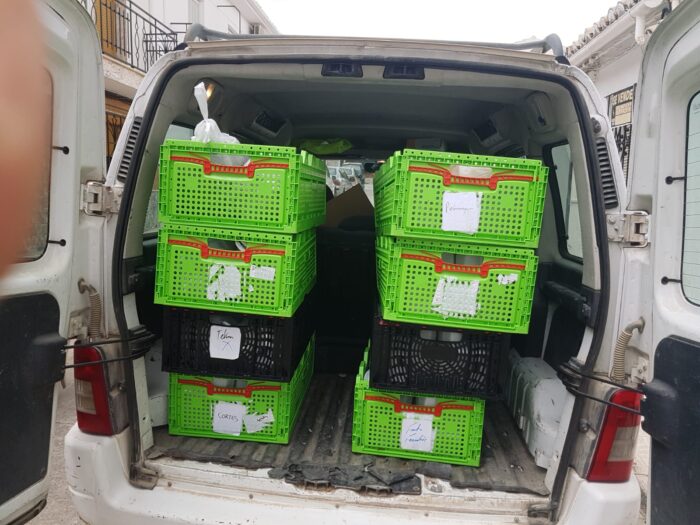 El Ayuntamiento de Almedinilla reparte los alimentos de los programas Reparto de Alimentos Preparados COVID-19 y Refuerzo de Alimentación Infantil SYGA