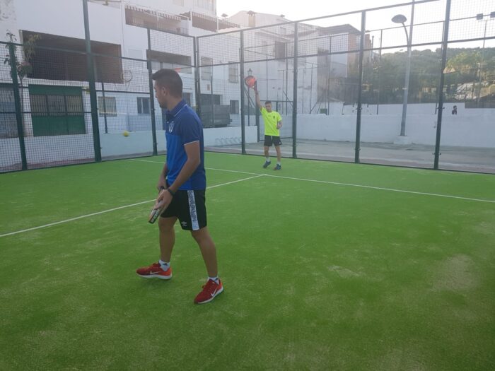Se reanuda la actividad deportiva en la pista de pádel de Almedinilla