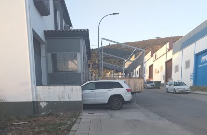 Las aceras también están ocupadas por coches