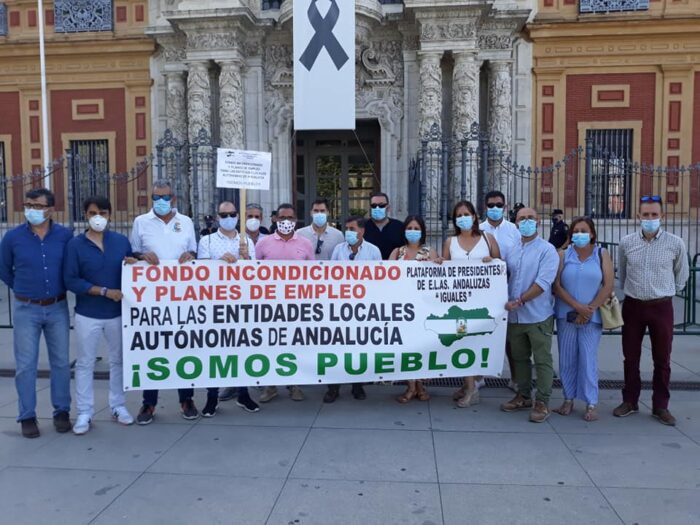 Las entidades locales autónomas andaluzas se congregan ante las puertas del Parlamento de Andalucía