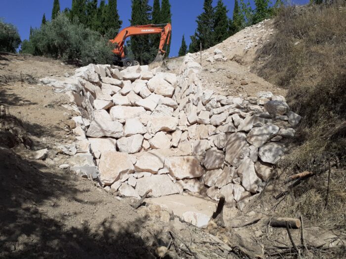La Junta de Andalucía repara la desembocadura de un canal de hormigón en el pk 37,26 de la carretera A-339 a su paso por Almedinilla