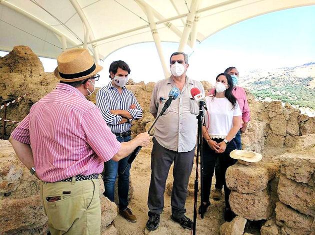 Cristina Casanueva visita el recinto fortificado del Cerro de la Merced