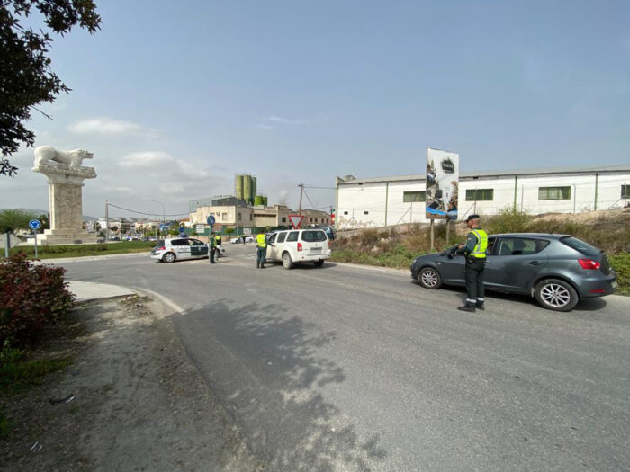 La Guardia Civil ha detenido a cinco personas como supuestas autoras de varios delitos en dos operativos distintos desarrollados en Baena