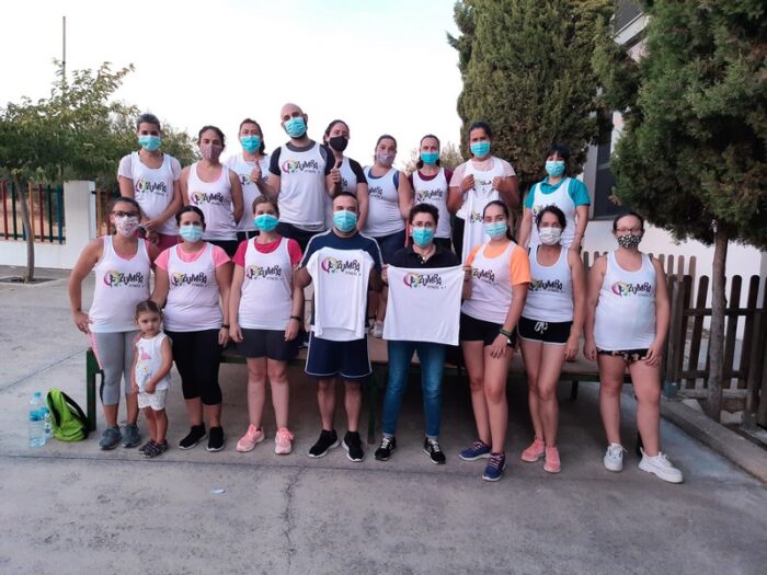 Entrega de camisetas a las participantes en el Taller de Zumba que se está llevando a cabo durante este verano 2020