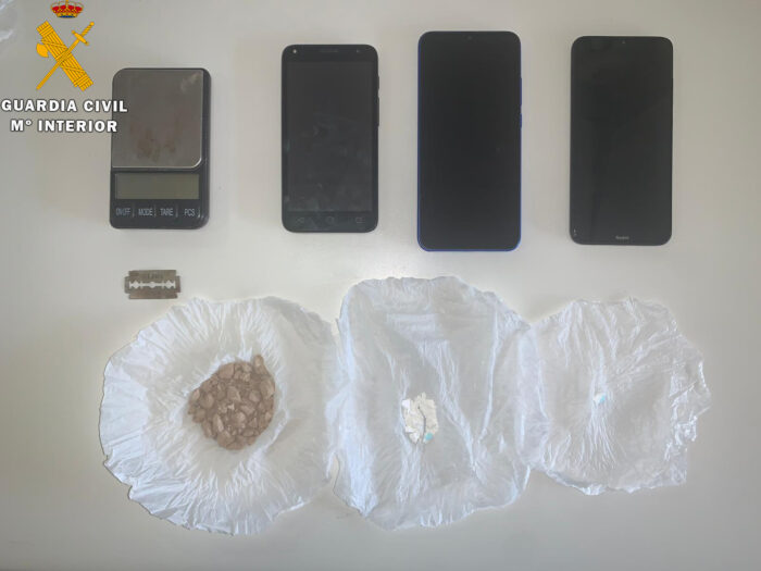 La Guardia Civil detiene en Puente Genil a una persona como supuesta autora de un delito de tráfico de drogas.