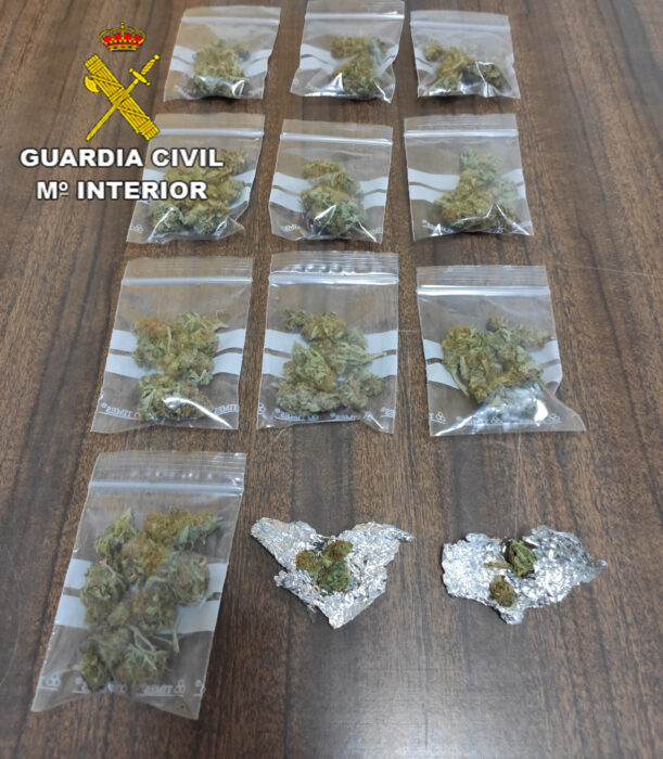 La Guardia Civil desmantela un punto de venta de droga itinerante en un parque público de la localidad de Villaviciosa y detiene a una persona como supuesto autor de un delito de tráfico de drogas