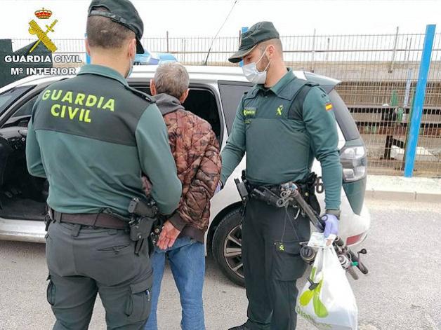 La Guardia Civil detiene en Baena a tres personas como supuestos autores de los delitos de tenencia ilícita de armas y lesiones con arma de fuego