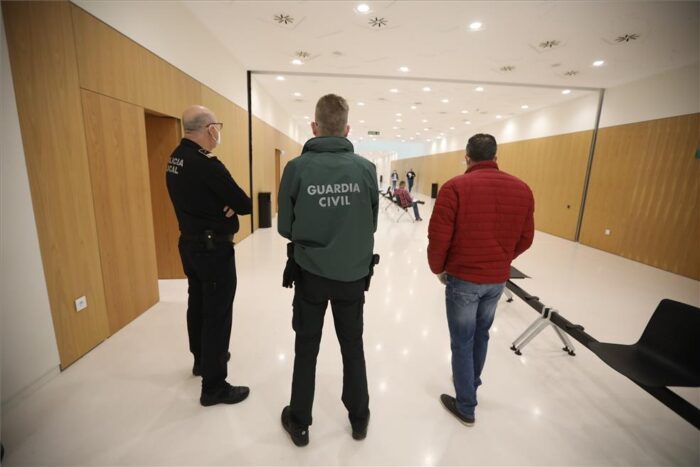 Piden cárcel para el director de un banco en Almedinilla por apropiarse de 600.000 euros de clientes