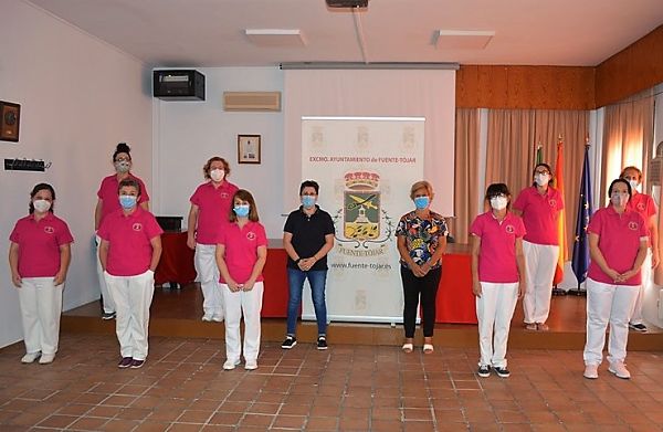 Fuente-Tójar entrega el nuevo uniforme de trabajo al personal del Servicio de Ayuda a Domicilio