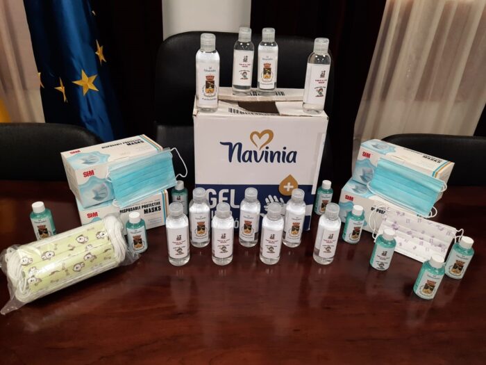 El Ayuntamiento de Fuente-Tójar reparte mascarillas y gel hidroalcohólico a los niños y niñas de Educación Primaria y Secundaria
