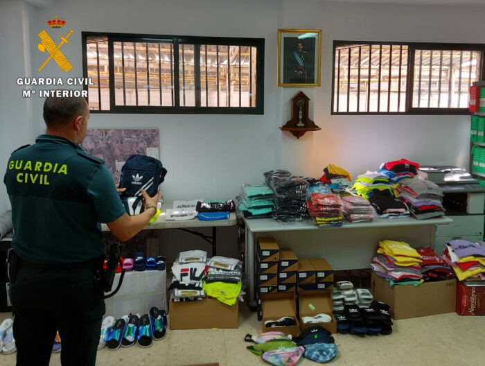La Guardia Civil interviene en Fuente Palmera unas 1.000 prendas de ropa, calzado y complementos, supuestamente falsificados y detiene a una persona