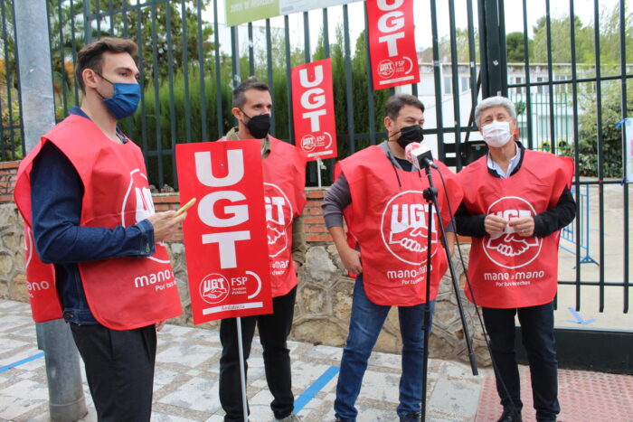 UGT apoya las reivindicaciones de los padres del CEIP Luque Onieva y denuncia la falta de profesorado y material de la Junta para hacer frente al Covid-19