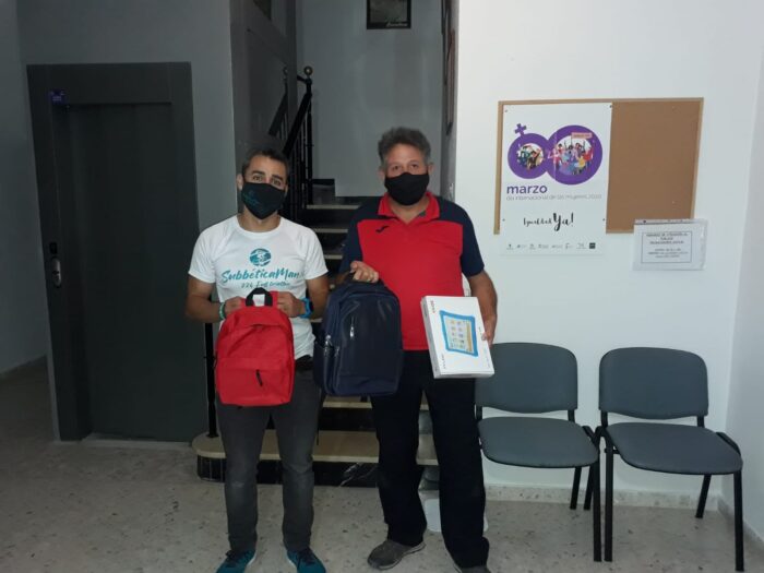 Jorge Moreno entrega el material recaudado con el reto